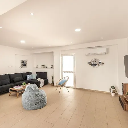 Fig Tree Penthouse 2 *